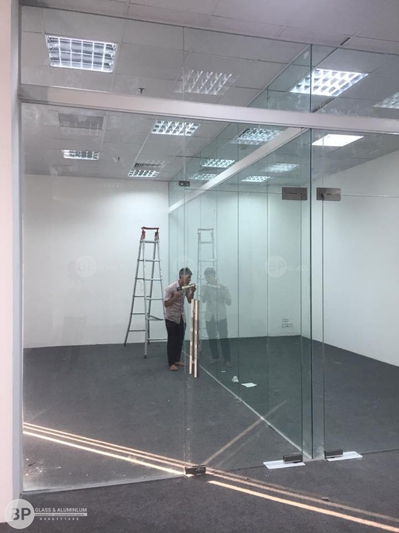 Thi công vách ngăn kính văn phòng tại Trung Yên Plazza